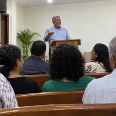 Pregador contando uma história no púlpito e a igreja atenta